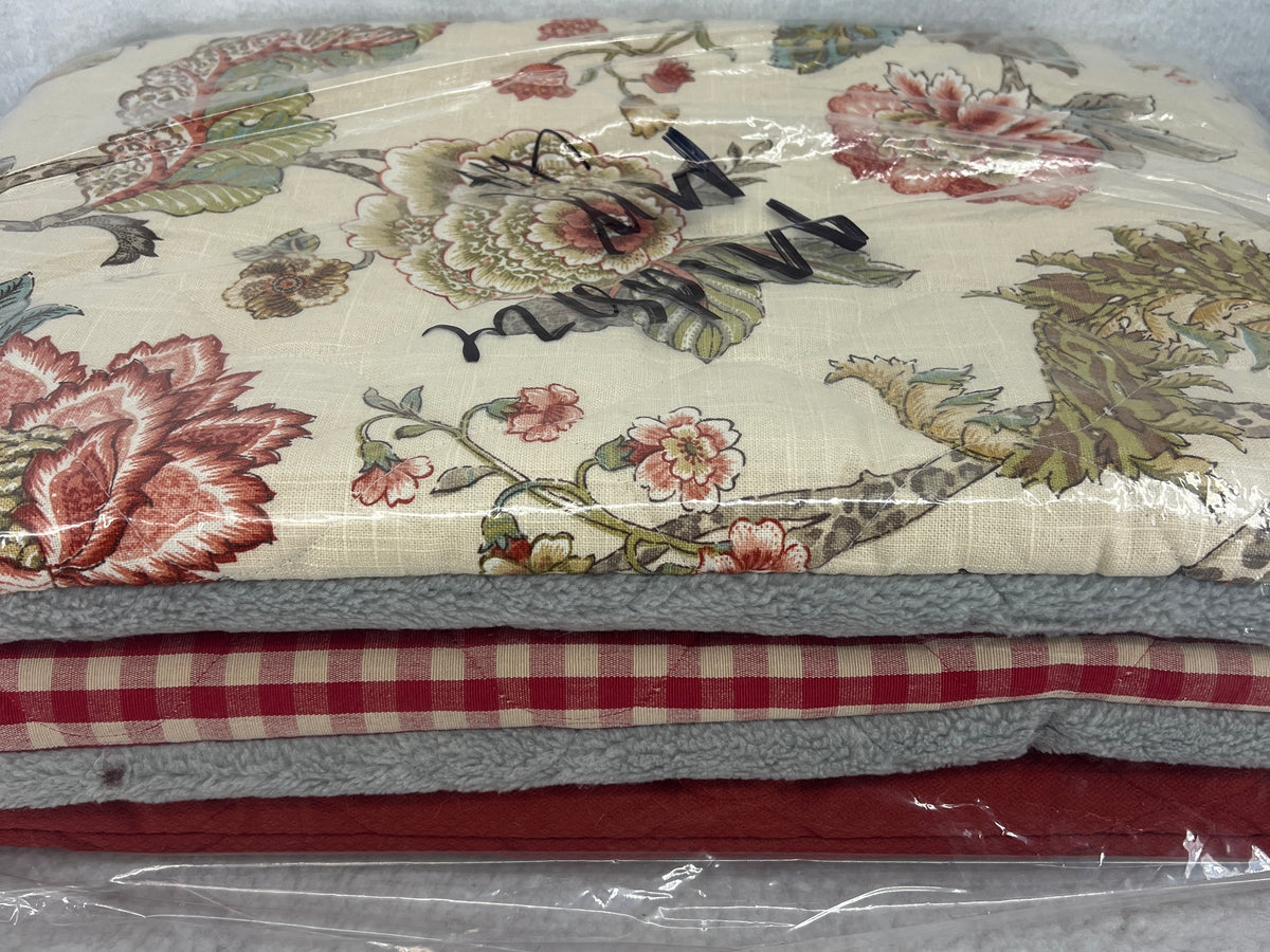 FMS Dog Beds packs of beds designed to fit RuffLand™ Performance Kennels with plush, comfortable bedding for dogs.